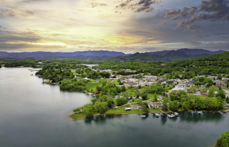 Hiawassee,_Georgia_in_Towns_County_–_aerial_photo_02